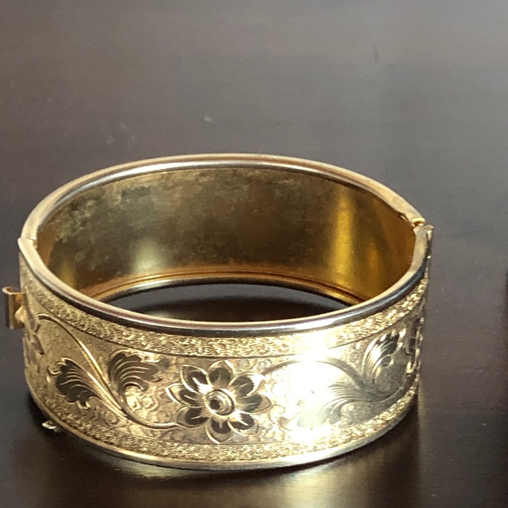 Vintage gold tone, etched Floral clip bracelet